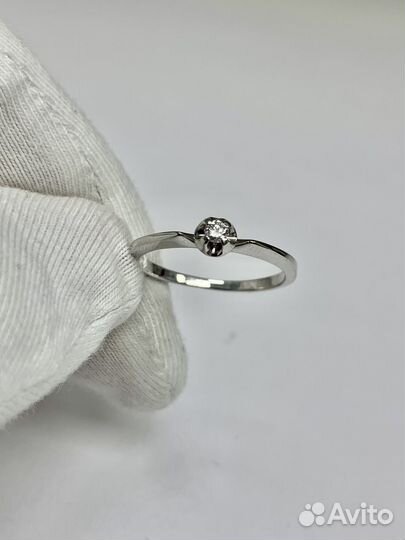 Золотое кольцо с бриллиантом