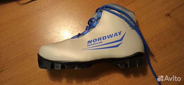 Лыжные ботинки 35 размер и коньки 28-30 размер