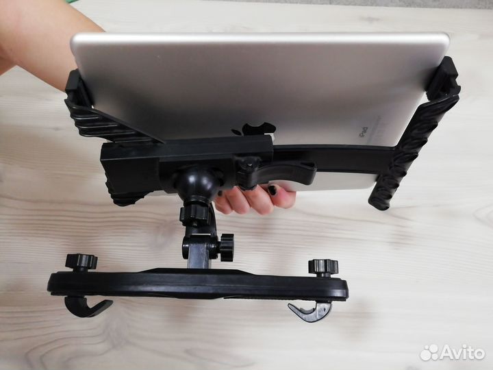 Универсальный держатель для планшета в авто