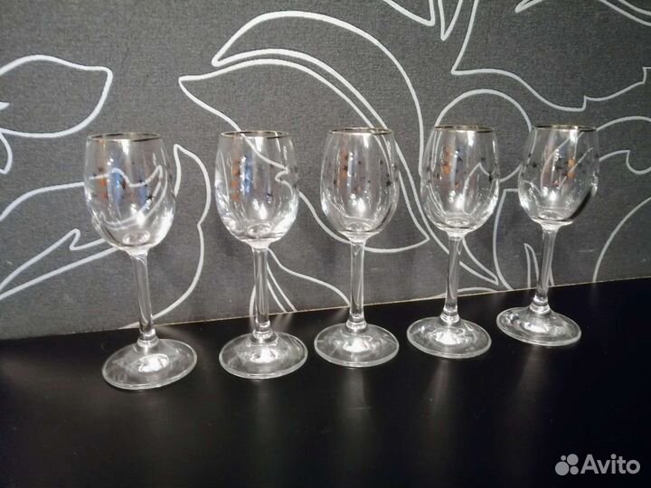 Блюдо тарелки стаканы чашки рюмки кружки