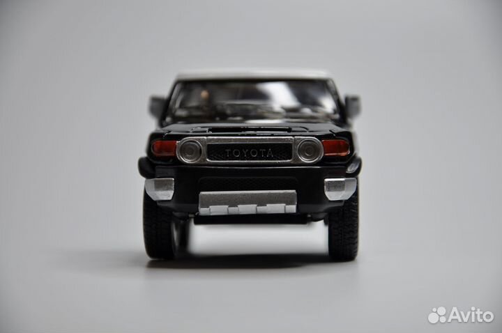 Модель автомобиля Toyota FJ Cruiser металл