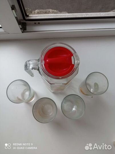 Графин и четыре стакана