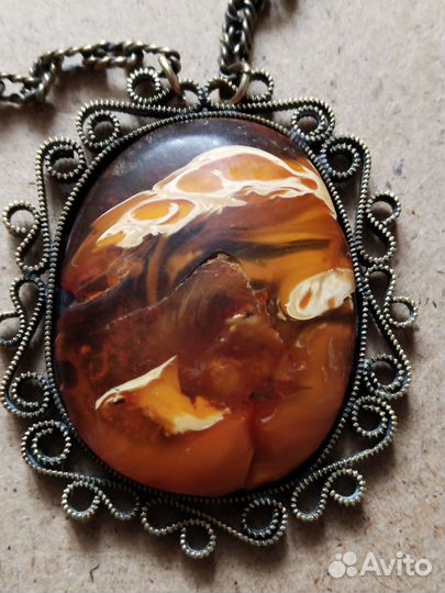 Старинные подвески и кулоны из Янтаря