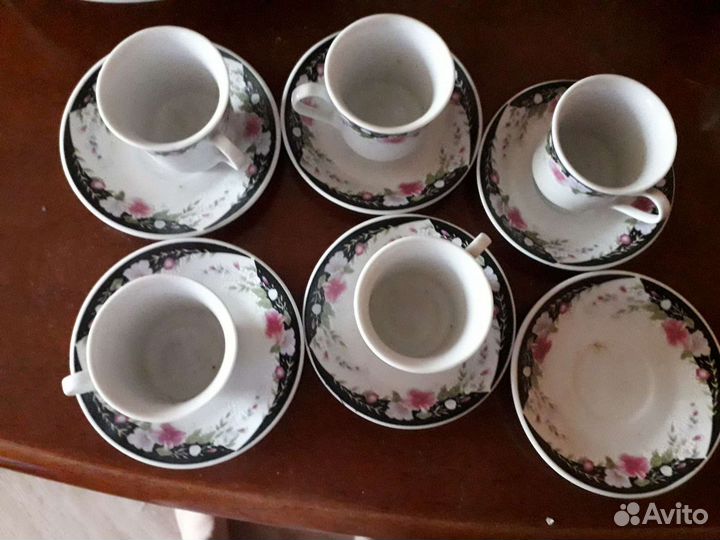 Кофейные чашки с блюдцами