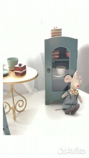 Металлический шкаф для кукольного домика