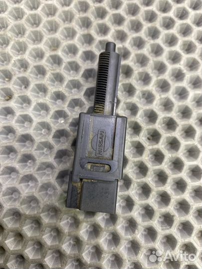Б/У датчик педали тормоза (концевик) Nissan