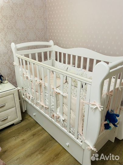 Детская кроватка с маятником и ящиком