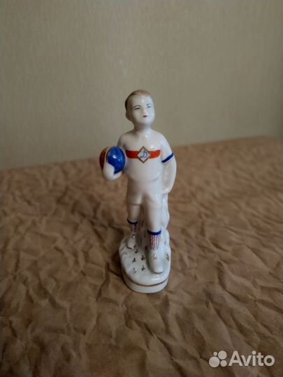 Фарфор статуэтка «Футболист» Вербилки