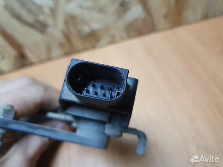 Датчик положения кузова передний Mercedes C-Class