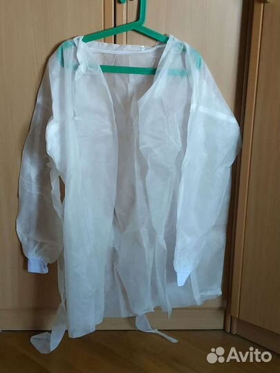 Одноразовые новые халаты белые