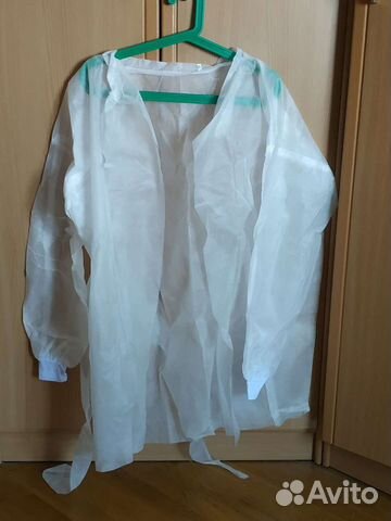 Одноразовые новые халаты белые