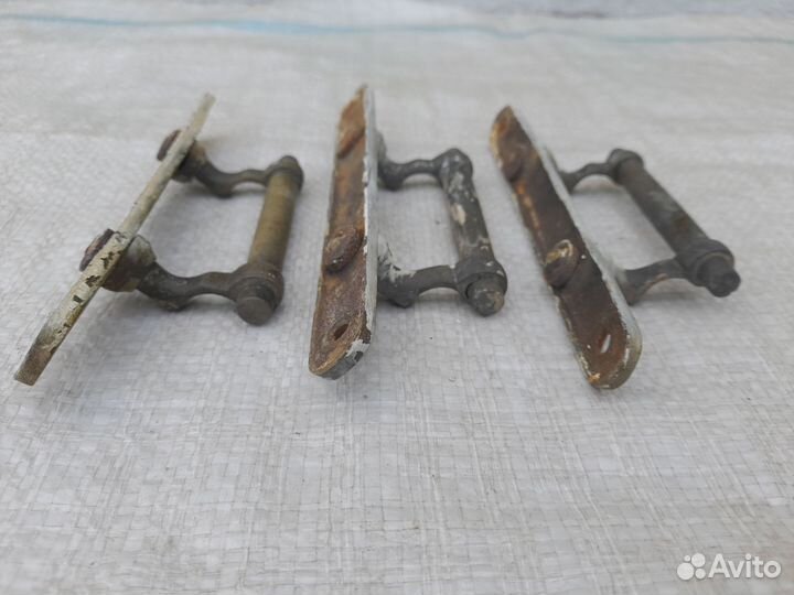 Три старых оконных ручки