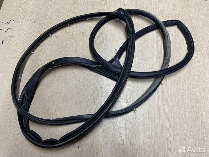 Уплотнитель двери передний правый Toyota Hilux 8