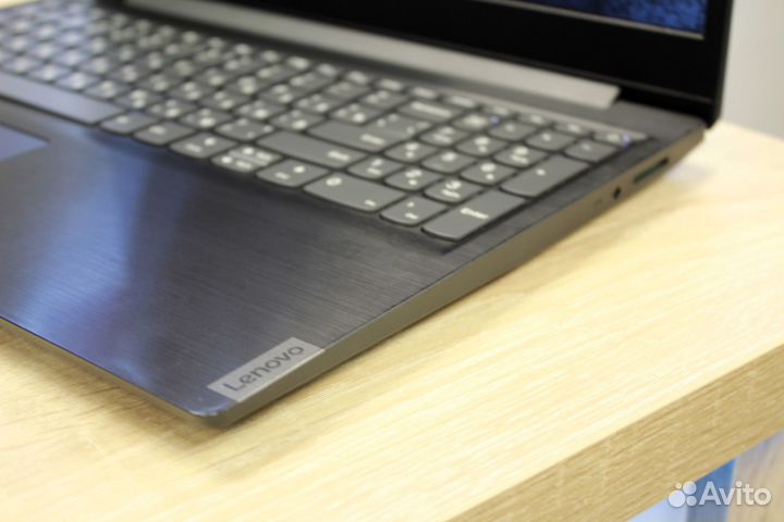 Ноутбук Lenovo с тонкими рамками