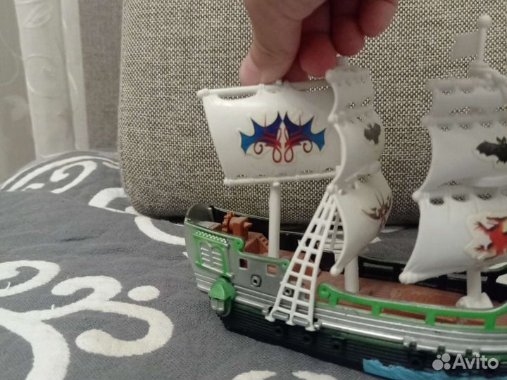 Игрушка корабль