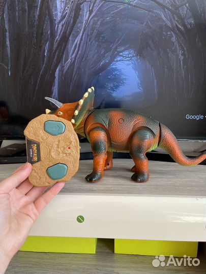 Динозавр на пульте управления