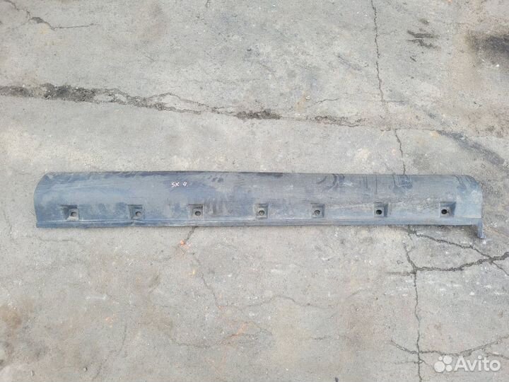 Накладка правого порога на Suzuki SX4