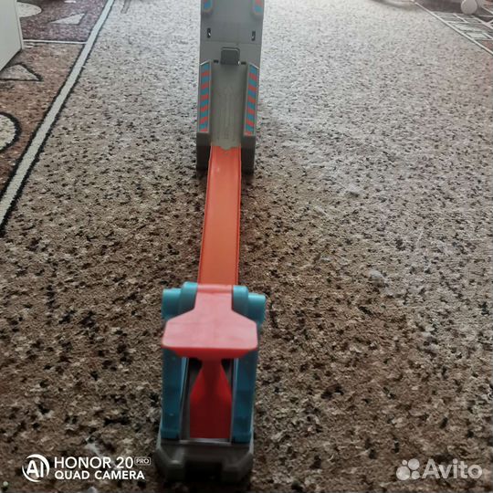 Трек Hot Wheels с хранилищем для машинок