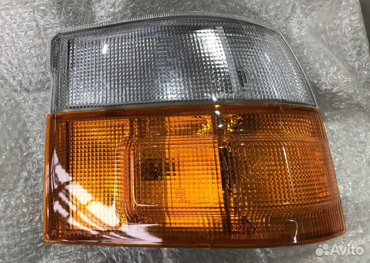 Фонарь указателя поворота RH Toyota Hiace H100