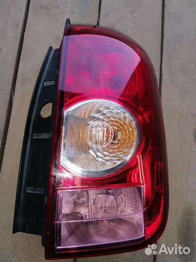Задний правый фонарь Renault Duster