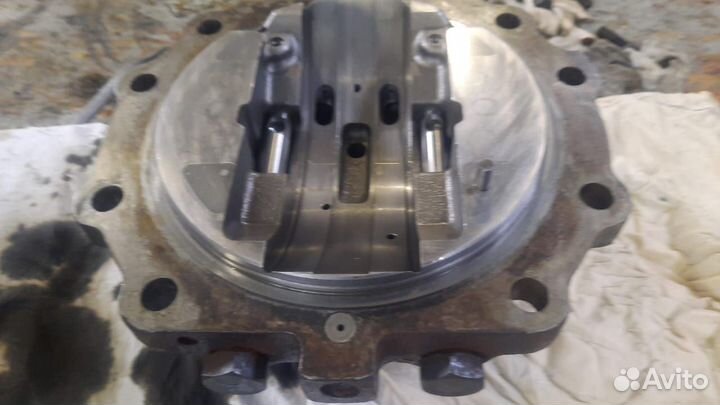 Редуктор хода экскаватора Komatsu PC400-7