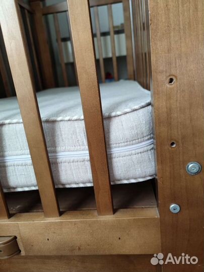 Детская кроватка с маятником и ящиком