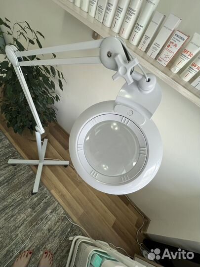 Косметологическая лампа-лупа