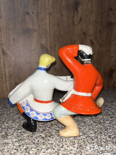 Фарфоровая статуэтка 