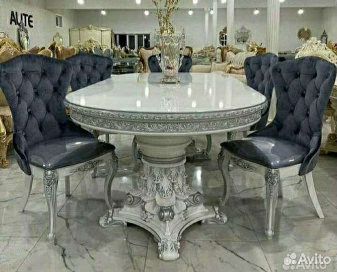 Стол и стулья