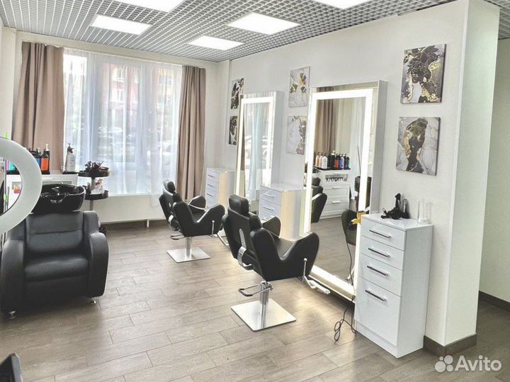 В аренду кресло парикмахера, бровиста, маникюр