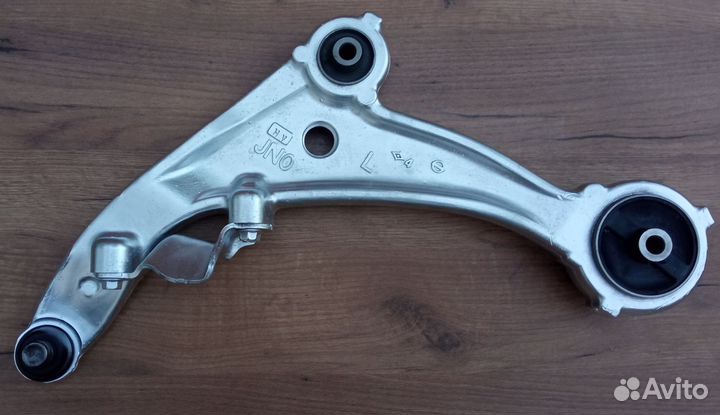 Передний левый рычаг Ниссан Тиана J32