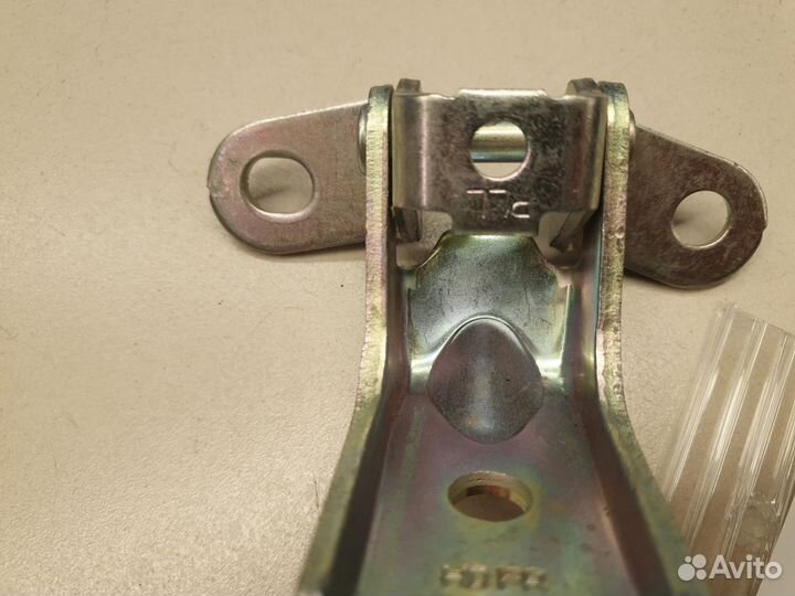 Петля двери левая Hyundai Solaris 2017