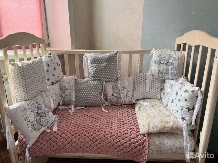 Детская кроватка с маятником белая