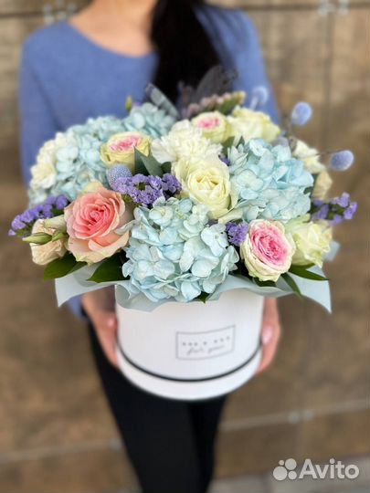 Композиции цветочные в корзинах и коробках