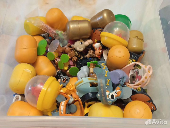 Игрушки из шоколадных яиц и другие пакетом