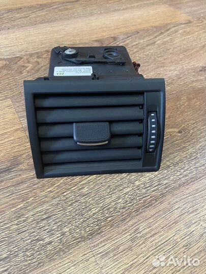 Дефлектор салона центральный правый Audi A8 D3