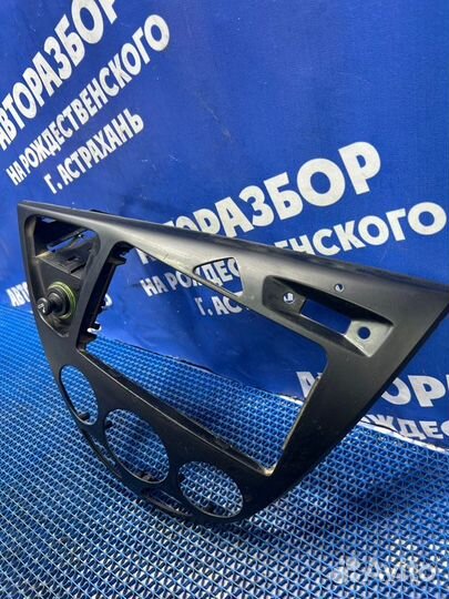 Накладка центральной консоли Ford Focus 1 седан