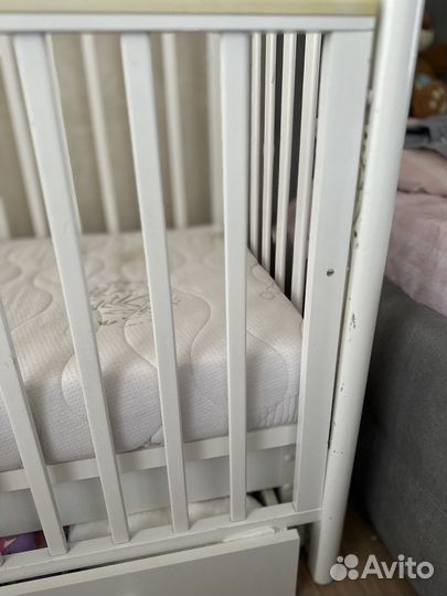 Детская кроватка с маятником и ящиком