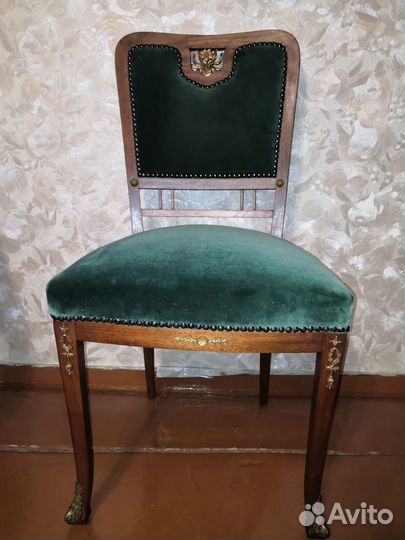 Старинный стул из красного дерева