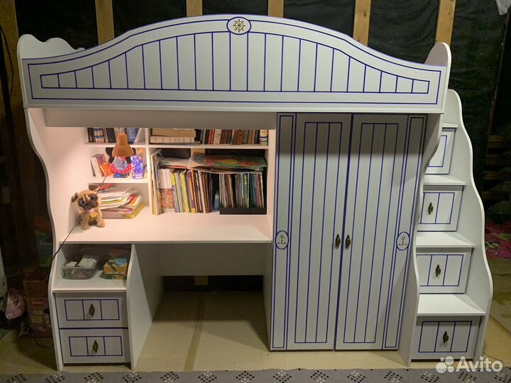 Детская кровать чердак со столом и шкафом