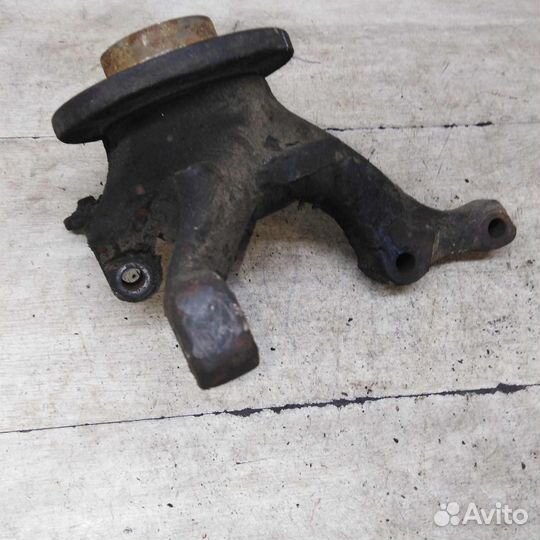 Кулак поворотный передний левый Volkswagen Passat