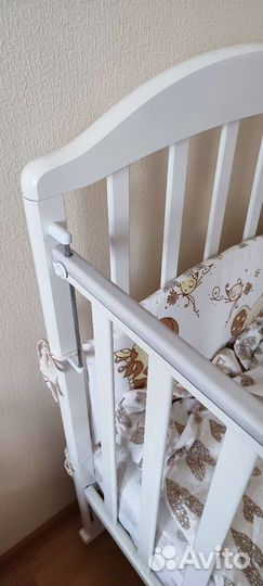 Детская кроватка с маятником и ящиком