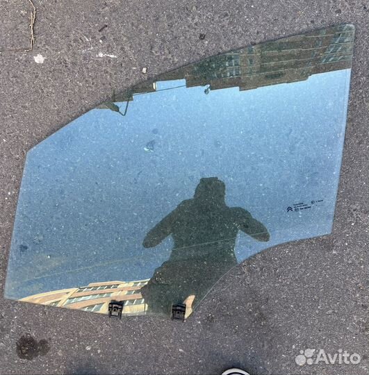 Стекло передней двери левой правой Citroen C4 b7