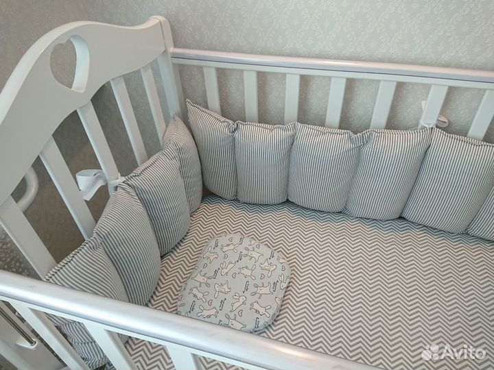 Детская кроватка с маятником