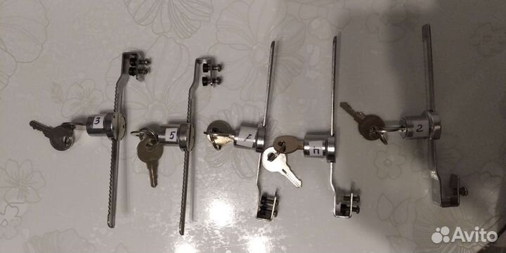 Замок мебельный, реечный для витрин