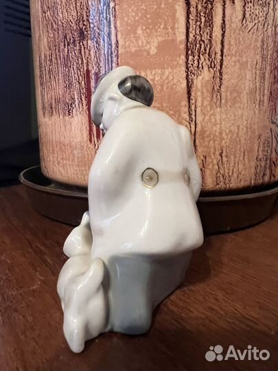 Фарфоровая статуэтка 