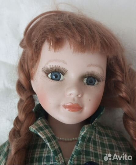 Кукла фарфоровая