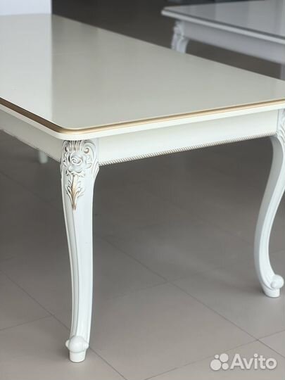 Стол и стулья