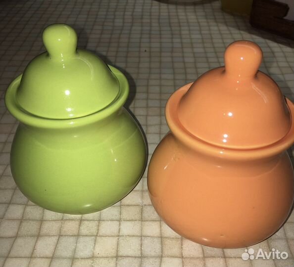 Посуда цветная керамическая и стеклянная