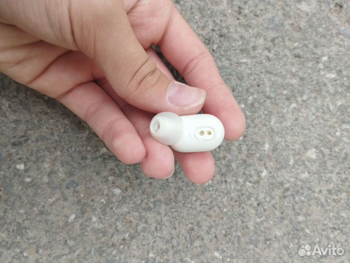 Беспроводной наушник азиата